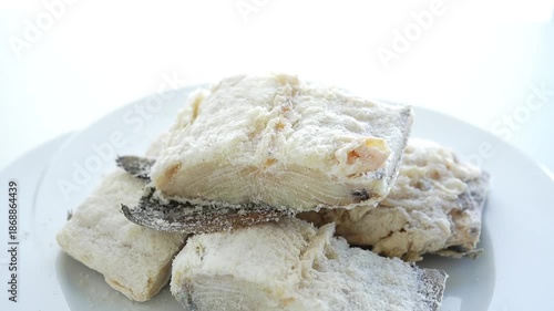 Primer plano de LOMO BACALAO SALADO sobre fondo blanco	