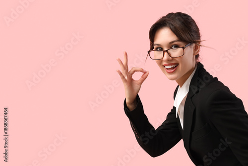 Beautiful young businesswom...