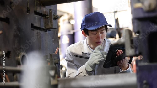 工場のダイカストマシンの現場で働く男性