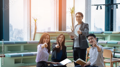 Young entrepreneurs, Gen Z, Young Business, meetings, brainstorming, meeting rooms, office, co-working spaces, young entrepreneurial ideas.