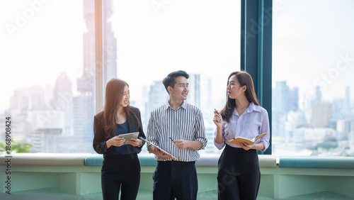 Young entrepreneurs, Gen Z, Young Business, meetings, brainstorming, meeting rooms, office, co-working spaces, young entrepreneurial ideas.