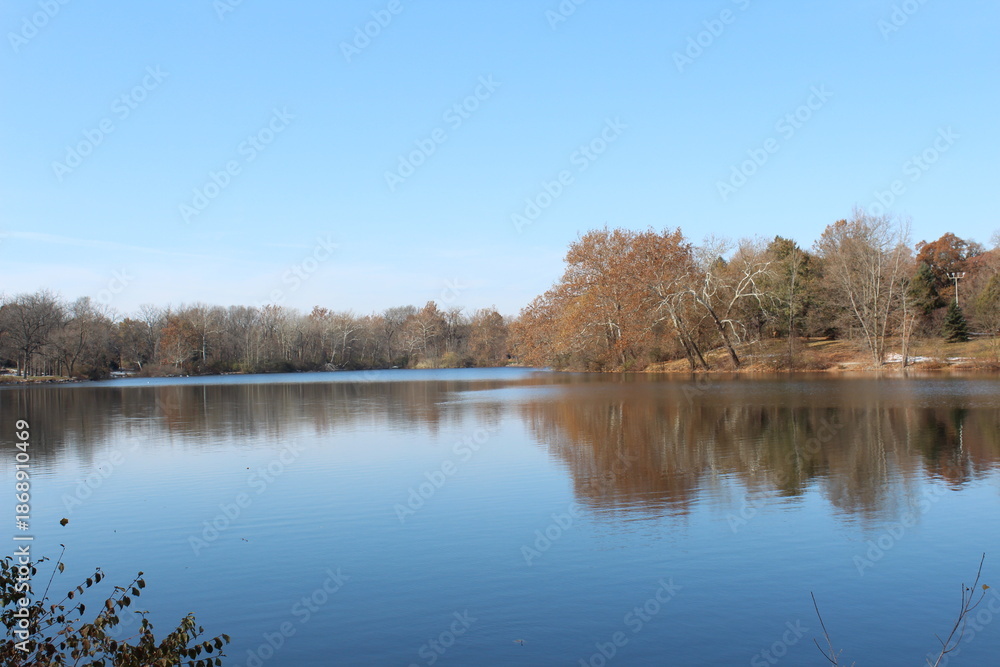 Obraz premium Calm Autumn Lake Reflections at Lake Park 