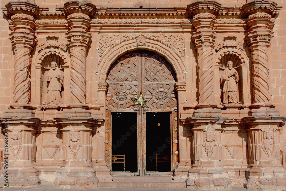 Obraz premium Tlalpujahua, Michoacan, Mexico - January 3rd, 2026; Parish Church of Our Lady of Carmen, located in the center of the magic town of Tlalpujahua, a former mining town.