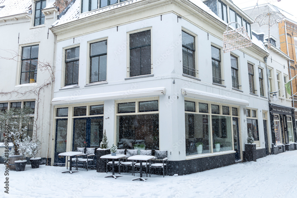 Φωτογραφία Snow in the streets of historic Dutch city center of Zutphen, The Netherlands