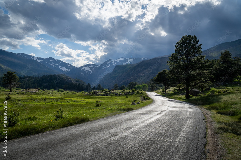 Naklejka premium Fern Lake Road, Moraine Park in Rocky Mountain National Park, Colorado. 