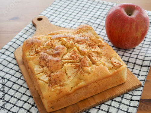 カッティングボードの上のリンゴとヨーグルトのケーキ