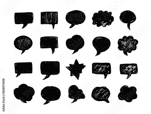 さまざまな形の手書きの黒い吹き出しと考える泡のセット。コミュニケーションやアイデアを表現するのに適した、スケッチ風のグラフィックリソースです。