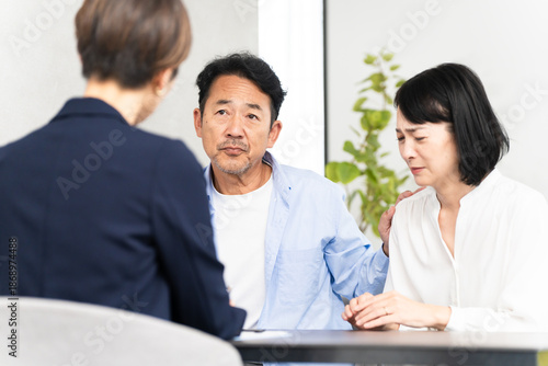 Wallpaper Mural 熟年夫婦と保険外交員　ビジネスイメージ Torontodigital.ca