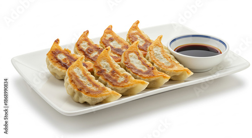 Knusprige gebratene Gyoza Teigtaschen appetitlich auf weissem Teller mit Sojasauce im hellen Studio Licht. AI Generated