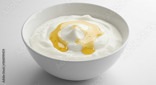 Cremiger wei�er Joghurt mit goldenem Honig in einer Schale ansprechend hell beleuchtet ein frischer gesunder Genuss. AI Generated