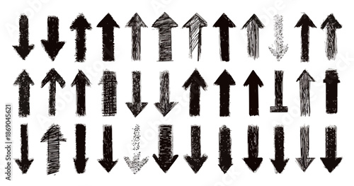 Vielfältiges Set transparenter, handgezeichneter Grunge-Pfeile, die aufwärts und abwärts zeigen, perfekt für kreative Designprojekte und Navigation.