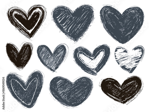 Colección de corazones dibujados a mano con textura grunge y efecto boceto, ideales para expresar amor y romance en un fondo transparente.