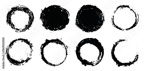 Set di otto elementi grafici vettoriali grunge, cerchi e macchie d'inchiostro neri, ideali per design astratti e sfondi trasparenti.