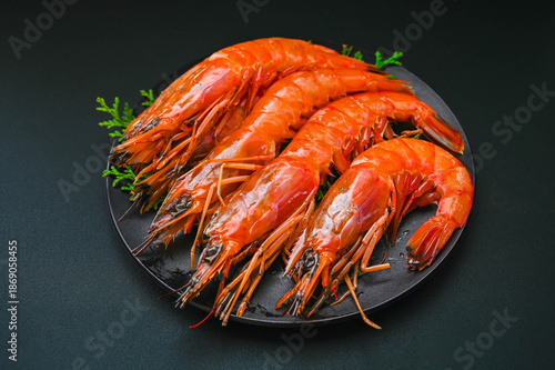 大きな生のアルゼンチンアカエビ