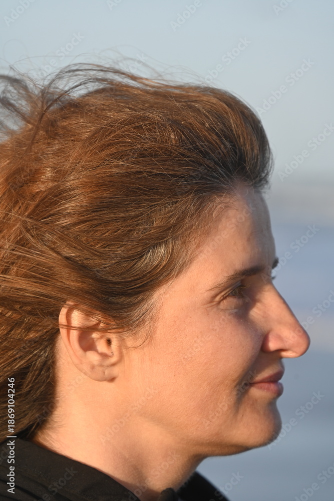 Obraz premium portrait of a mature woman against the backdrop of the ocean
