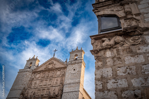 Ciudad de Valladolid al anochecer con luces enigmáticas y misteriosas	
