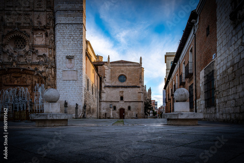 Ciudad de Valladolid al anochecer con luces enigmáticas y misteriosas	
