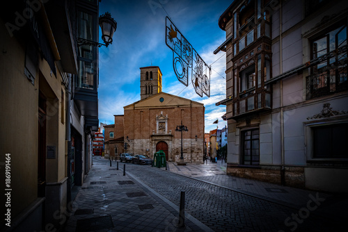 Ciudad de Valladolid al anochecer con luces enigmáticas y misteriosas	
