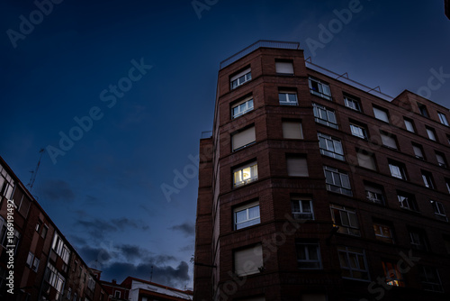 Ciudad de Valladolid al anochecer con luces enigmáticas y misteriosas	
