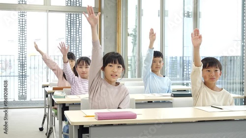 学習塾で勉強する小学生
