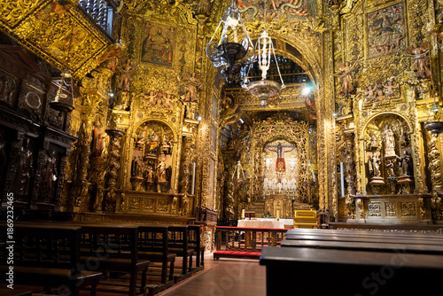 Tableau sur toile Intricate golden interior of a historic cathedral