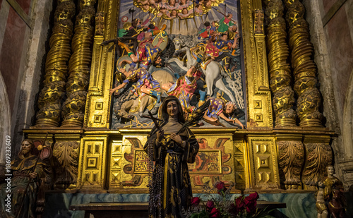 Fotografía Intricate altar with a statue and colorful artwork