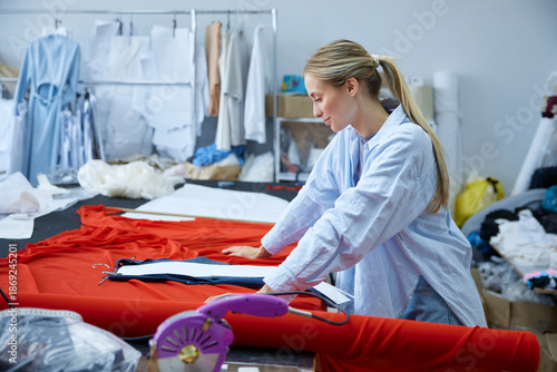 Photos Artisan fabricator skilled in measuring and draping within boutique environment