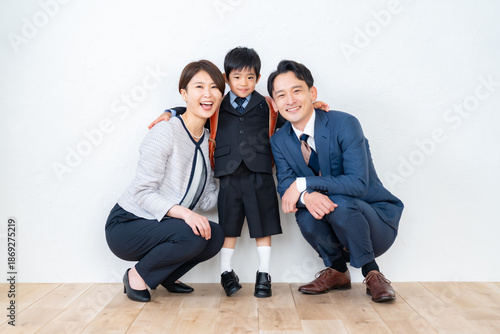Foto 入学式や七五三、お受験などのフォーマルな装いをした親子3人