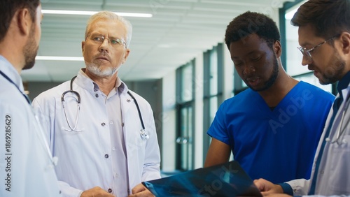 Canvas Print Doctors gathered around difficult X-ray