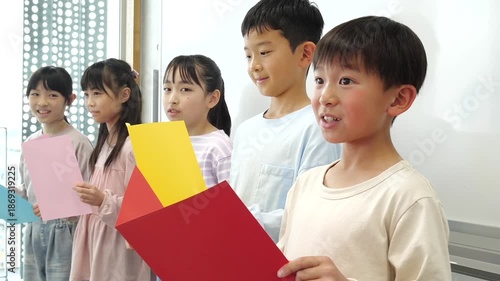 発表をする小学生
