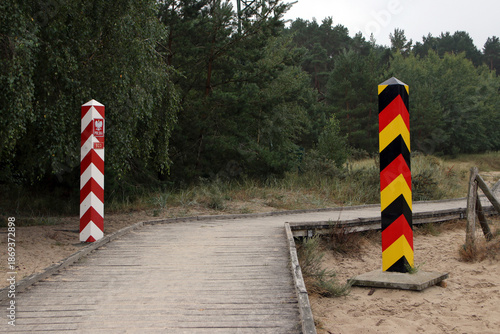 Foto polnische und deutsche grenzsäulen auf usedom