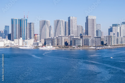 東京湾越しの晴海方面の湾岸の高層ビル群