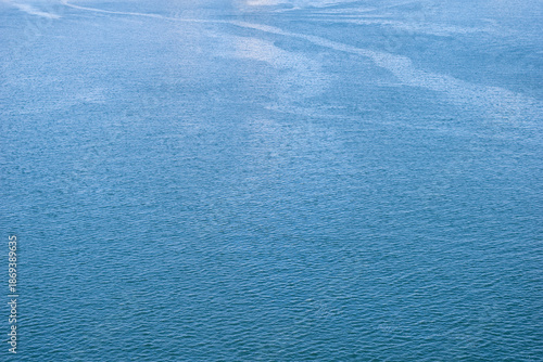 穏やかな凪の海の水面