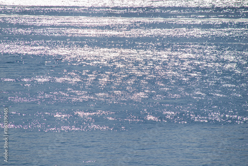 キラキラ光る海面の波紋