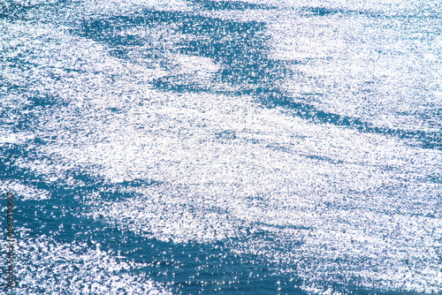 キラキラ光る海面の波紋