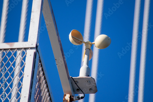 晴れた日の風力計