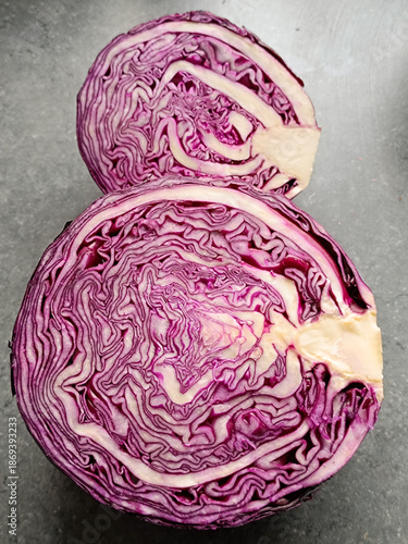 geschnittener halbiert Kopf von Rotkohl mit interessanter struktur.