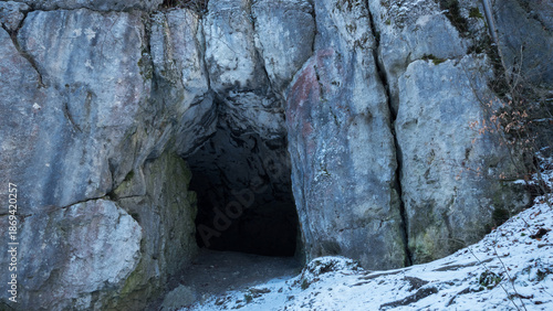 jaskinia w Straszykowej górze zimą