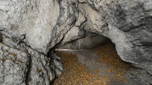 przejście w środku jaskini struktura ścian