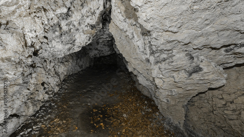 struktury skalne ścian jaskini