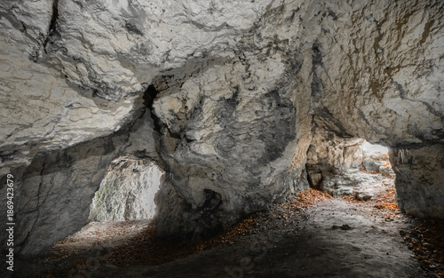otwory skalne wyjścia w środku struktur jaskini