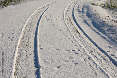 trace de véhicules sur route enneigée