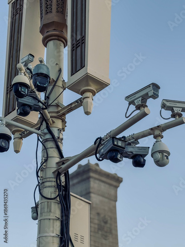Cuadro en lienzo Surveillance cameras at Tiananmen Square, Beijing, with the Monument to the People’s Heroes in the background