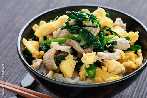 豚ニラ玉丼