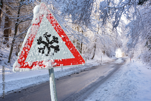 Symbolbild für Schneefall und Eisglätte als Verkehrsbehinderung mit Unfallgefahr - FOTOMONTAGE