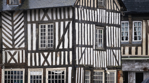 Billede på lærred Close-up view of classic Norman half-timbered architecture in Honfleur’s old town