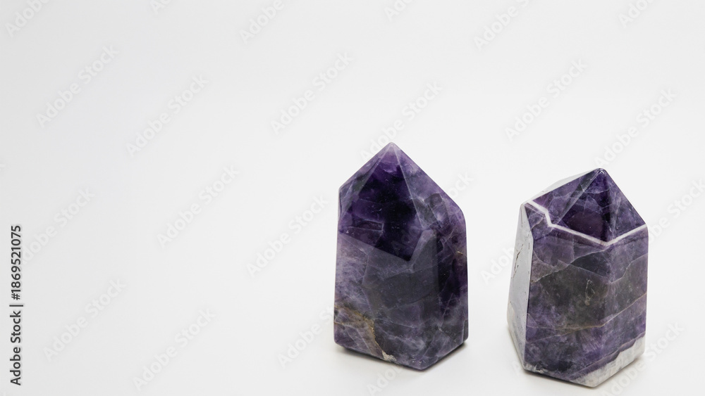Obraz premium 天然アメジスト 結晶ポイント マクロ撮影 白背景