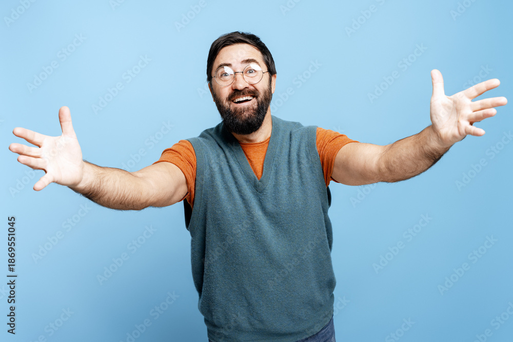 Naklejka premium Happy man with open arms offering a hug, welcome, and hospitality gesture