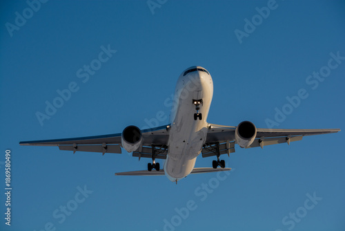 着陸態勢のジェット旅客機
