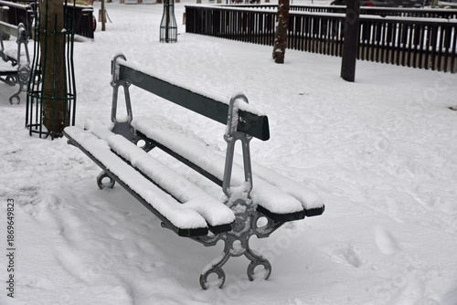 Banc enneigé dans la rue